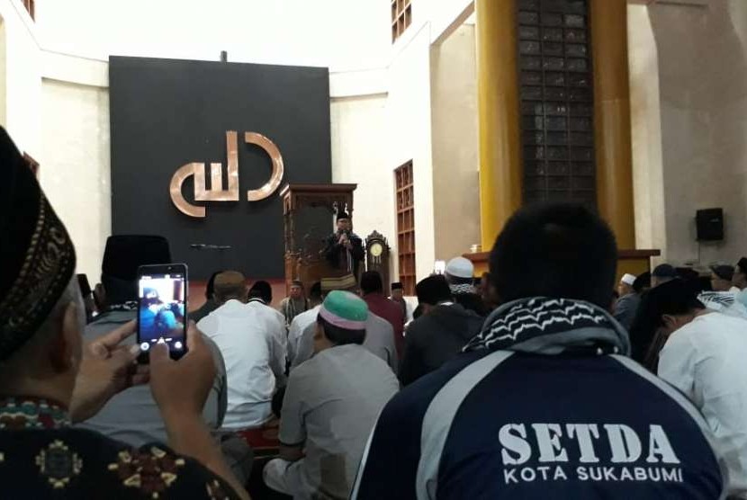 Gerakan shalat subuh berjamaah yang digerakkan Pemkot Sukabumi di Masjid Agung Sukabumi dihadiri sekitar 500 orang lebih jemaah dan dihadiri Wali Kota Sukabumi Achmad Fahmi dan Wakil Wali Kota Sukabumi Andri Setiawan Hamami, Jumat (12/10)