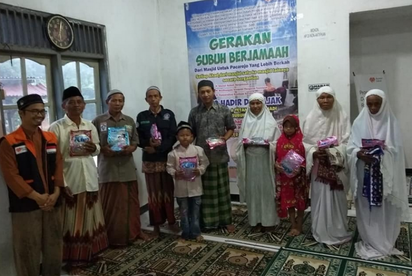 Gerakan Subuh Berjamaah. Kegiatan Gerakan Subuh Berjamaah yang diinisiasi Rumah Zakat di  Masjid Al Ikhlas, Dusun Trukan, Padukuhan Pacarejo, Kabupaten Gunungkidul,  DIY, Selasa (5/2).