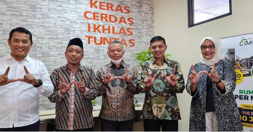 Gerakan Wakaf Indonesia (GWI)sebagai salah satu penggerak wakaf di Indonesia juga sedang mengembangkan dan mensosialisasikan wakaf kepada masyarakat, khususnya ke lembaga-lembaga.