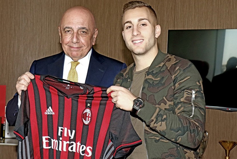 Salah satu pemain yang dikontrak AC Milan pada bursa transfer Januari, Gerard Deulofeu (kanan) bersama CEO AC Milan, Adriano Galliani.