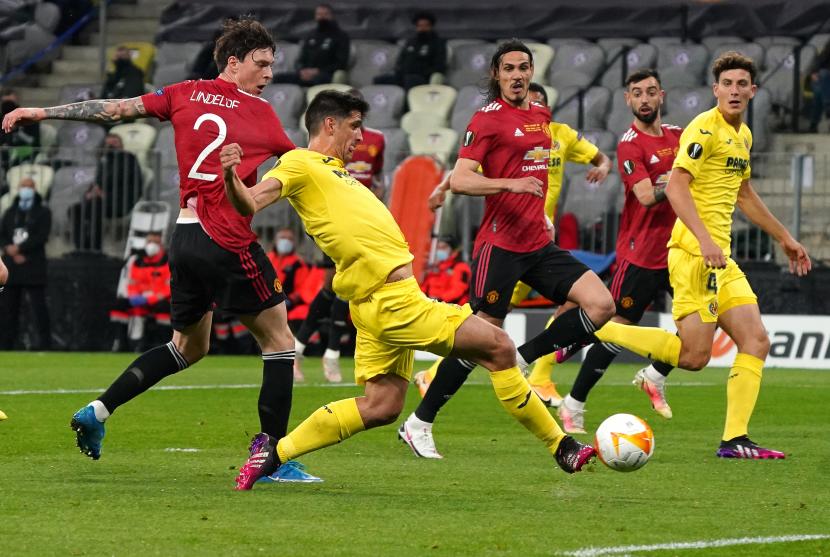 Gerard Moreno mencetak gol untuk Villarreal dalam final Liga Europa melawan Manchester United, di Gdansk, Kamis (27/5). Villarreal mengalahkan MU 11-10 (1-1) dan membuat pelatih Unai Emery meraih gelar keempatnya di Liga Europa.