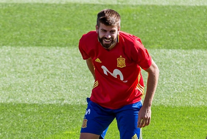 Gerard Pique saat berlatih bersama timnas Spanyol di Madrid, Selasa (3/10).