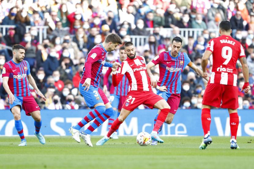 Gerard Pique (kedua kiri) saat memperkuat Barcelona menghadapi Atletico Madrid dalam pertandingan La Liga Spanyol di Camp Nou, Ahad (6/2/2022). Barcelona menang 4-2 dan Pique mencatatkan sejarah tampil dalam 593 pertandingan Barcelona.