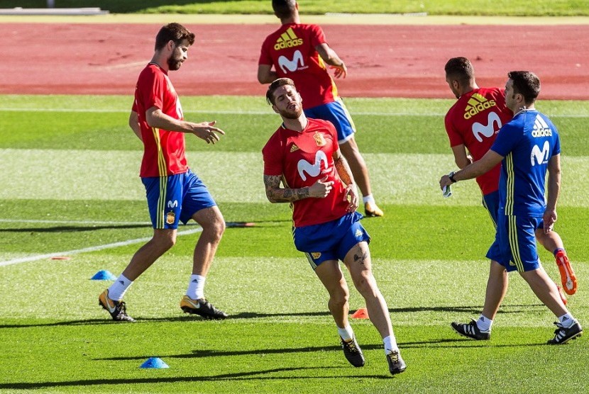 Gerard Pique (kiri) saat berlatih dengan timnas Spanyol di Las Rozas, Madrid, Selasa (3/10).