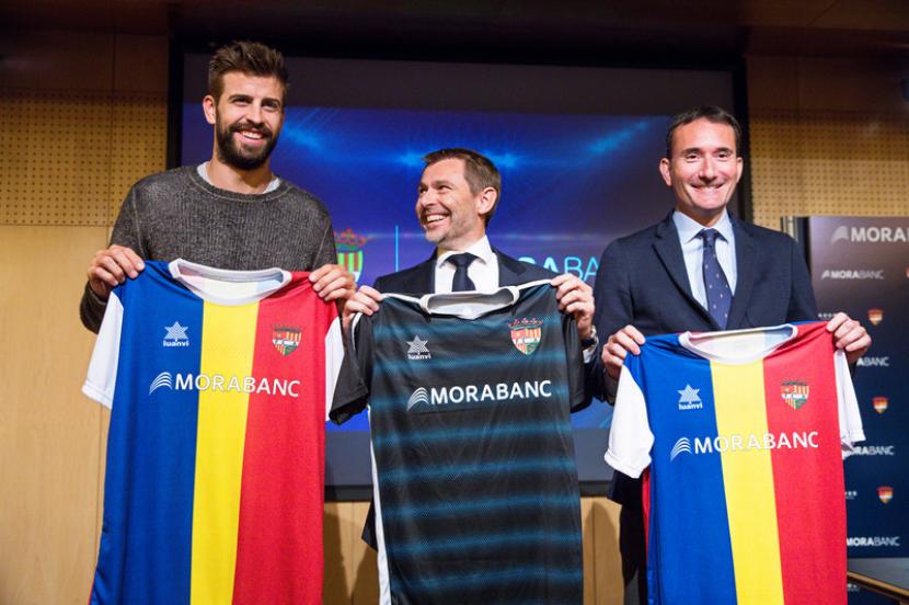 Gerard Pique (kiri) saat konferensi pers sponsor baru klub miliknya FC Andorra. Pique mengusulkan pemotongan gaji 45 persen para pemain FC Andorra karena pandemi virus corona.