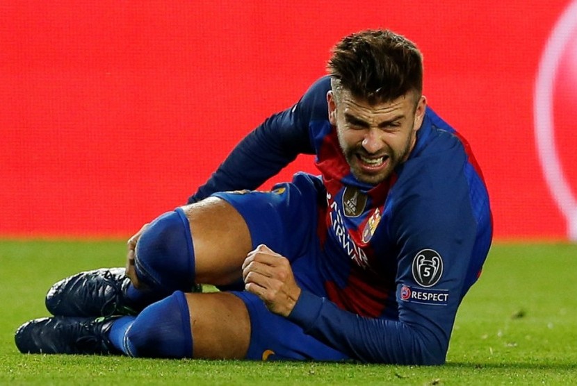 Gerard Pique menderita cedera setelah ditekel gelandang Manchester City David Silva.