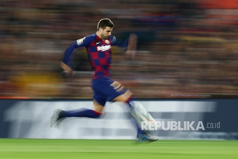  Gerard Pique menggiring bola pada laga El Clasico antara FC Barcelona melawan Real Madrid di Camp Nou, Barcelona, Spanyol, Kamis (19/12) dini hari.