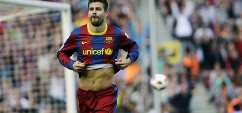 Gerard Pique merayakan gol yang ia cetak ketika timnya bertanding melawan Espanyol, Senin (9/5) dini hari WIB.