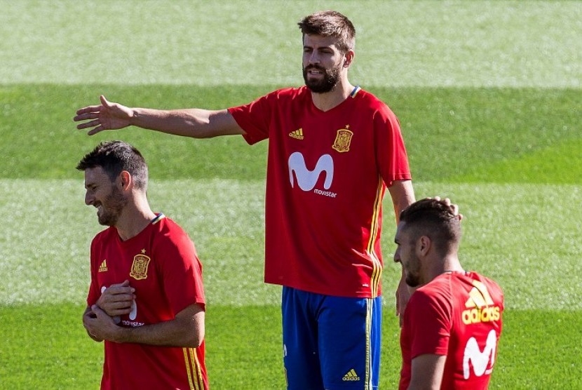 Gerard Pique (tengah) saat menjalani latihan bersama timnas Spanyol di Las Rojaz, Madrid, Selasa (3/10).