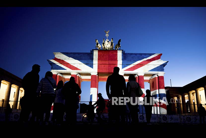 Gerbang Brandenburg Berlin berselimutkan proyeksi bendera union jack Inggris sebagai tanda belasungkawa atas aksi teror di Jembatan London