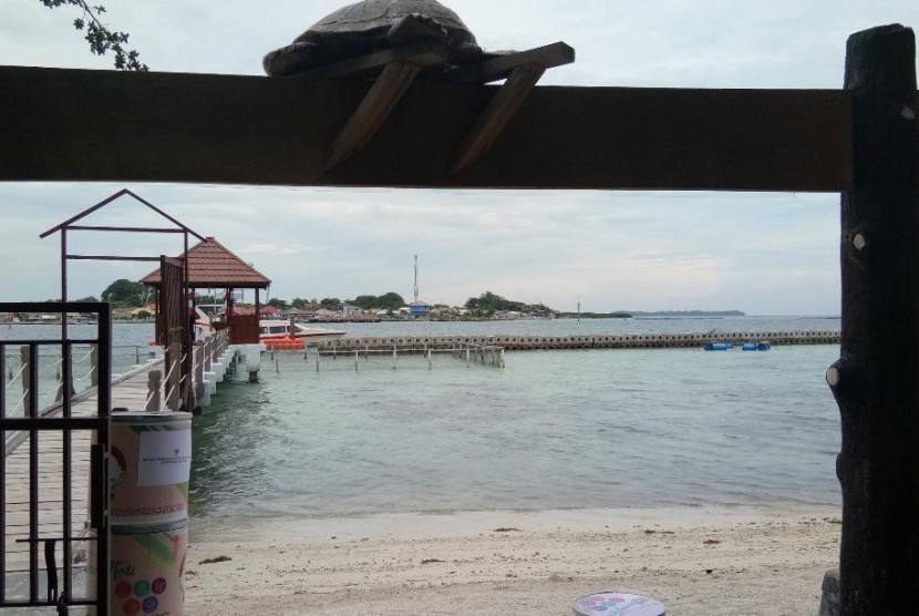 Ilustrasi. Gerbang dengan patung penyu di Pulau Kelapa Dua, Kepulauan Seribu.