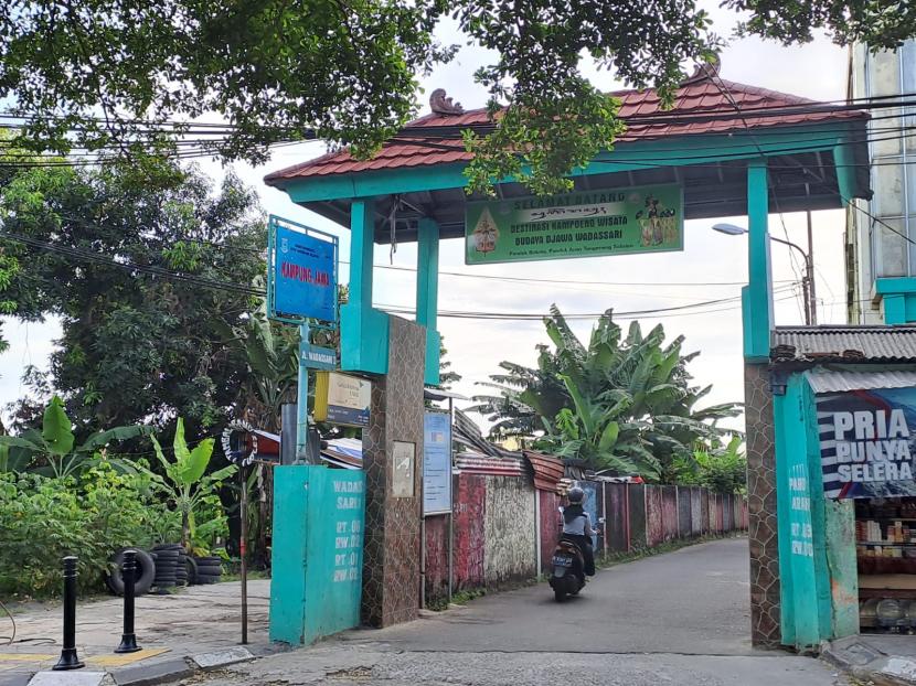 Gerbang depan Kampung Wadassari yang dinobatkan menjadi destinasi Kampung Wisata Jawa, berlokasi di Kelurahan Pondok Betung, Kecamatan Pondok Aren, Tangsel.