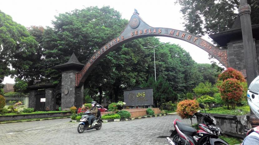 3 Mahasiswa UNS Sabet Juara 1 Lomba Debat Ekonomi Nasional. Gerbang kampus Universitas Sebelas Maret (UNS).