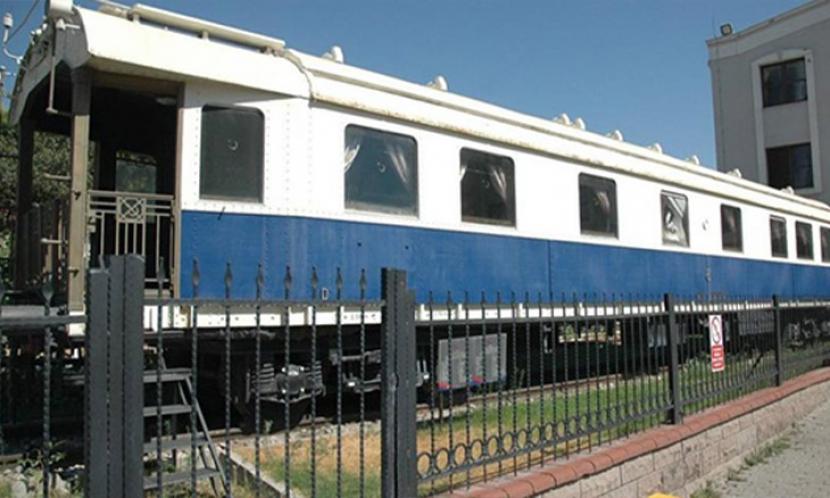 Gerbang kereta putih yang ditumpangi Kemal Attaturk di pindah  dari ruang pameran di Aegan, Izmir.