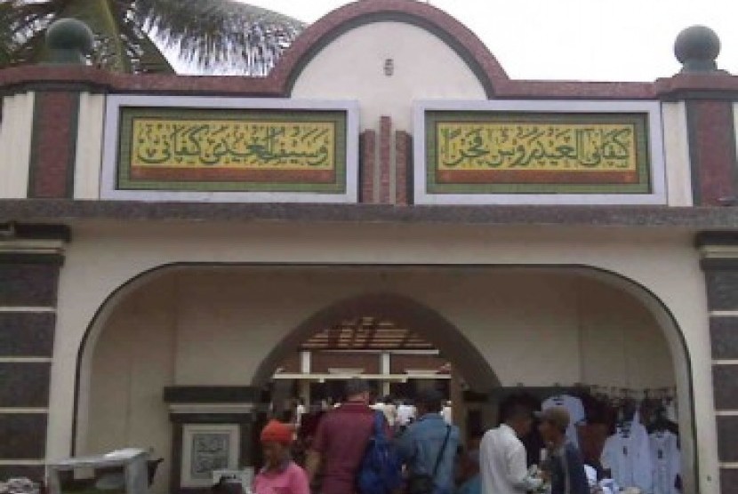 Gerbang masuk Masjid Luar Batang