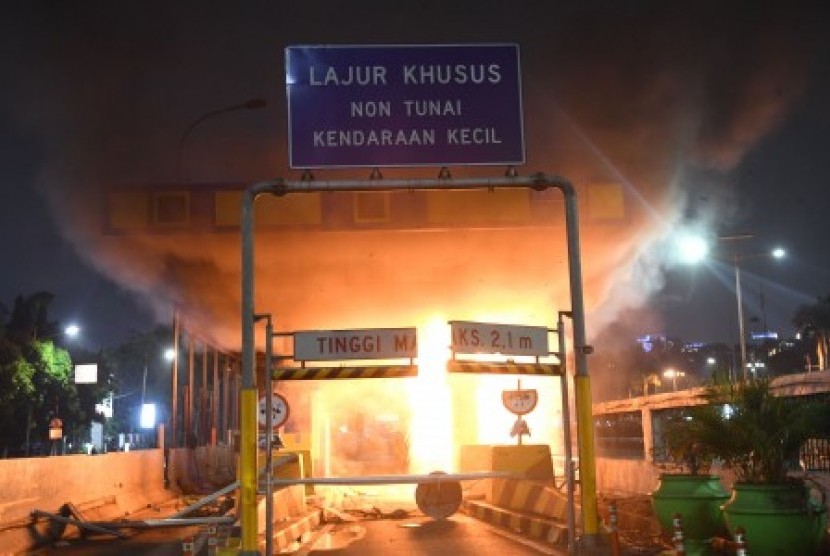 Gerbang Pejompongan tol dalam kota, dibakar massa, di Jakarta, Selasa (24/9/2019). Ribuan mahasiswa dari berbagai kampus turun ke jalan berunjukrasa menolak UU KPK dan pengesahan RUU KUHP. 