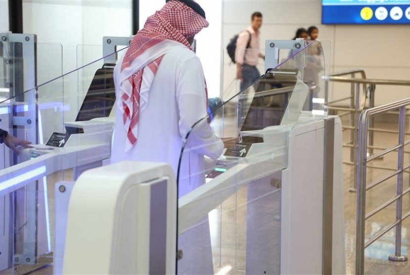 Gerbang pintar Bandara Dubai di Uni Emirat Arab. UEA selama akhir pekan mengakhiri persyaratan untuk memakai masker di luar ruangan.