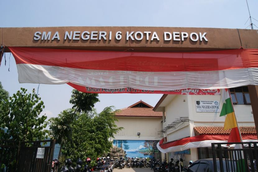 Gerbang Sekolah Menengah Atas Negeri (SMAN) 6 Kota Depok, Jawa Barat.