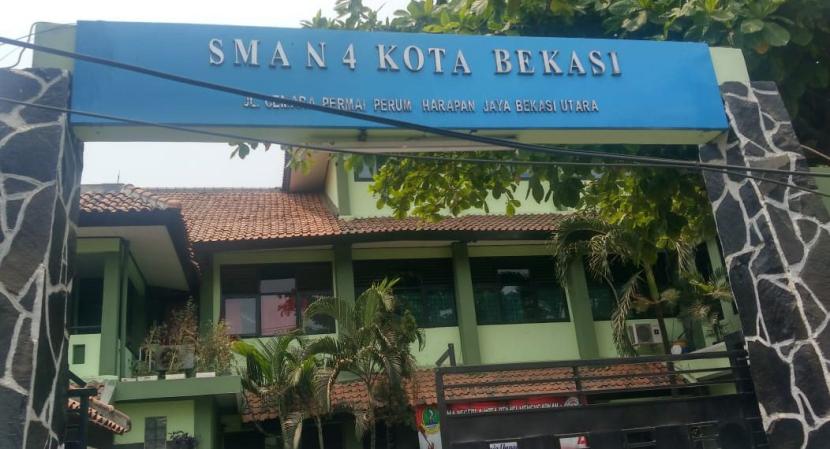 Gerbang SMAN 4 Kota Bekasi.