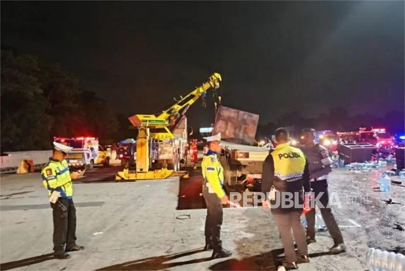 Gerbang Tol Ciawi di Kota Bogor hancur dalam insiden kecelakaan maut pada Selasa (4/2/2025) malam WIB.