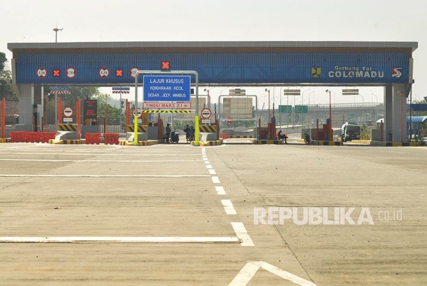 Gerbang tol Colomadu dan kondisi jalan di ruas tol fungsional Kartasura- Ngawi, Rabu (6/6). PT Jasamarga Solo Ngawi (JSN) memastikan ruas tol fungsional Kartasura- Ngawi siap dilalui para pemudik mulai Jumat (8/6) besok. 