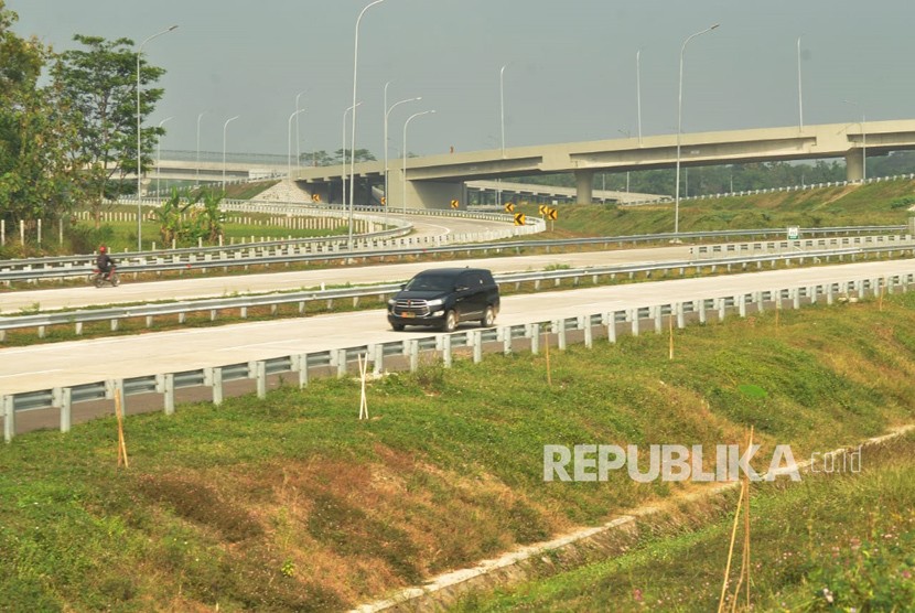 Gerbang tol Colomadu dan kondisi jalan di ruas tol fungsional Kartasura- Ngawi, Rabu (6/6). PT Jasamarga Solo Ngawi (JSN) memastikan ruas tol fungsional Kartasura- Ngawi siap dilalui para pemudik mulai Jumat (8/6) besok. 