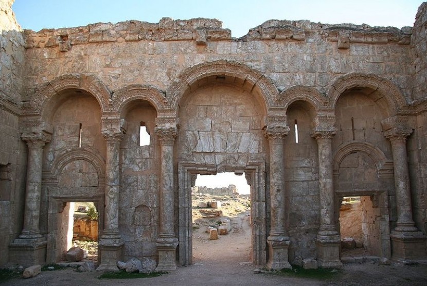   Gerbang utara Kota Resafa, situs bekas istana Khalifah Hisyam, salah satu khalifah Dinasti Umayyah.