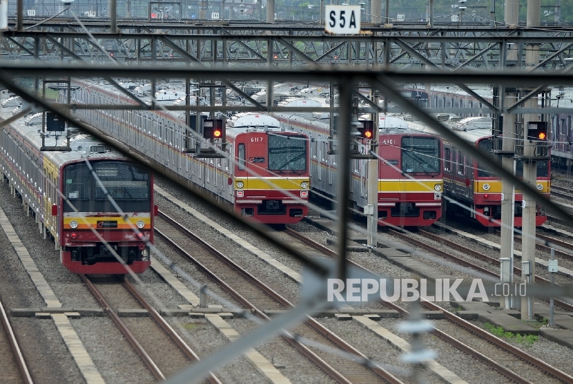 Gerbong KRL parkir di Depo KRL Depok, Jawa Barat, Jumat (27/1).