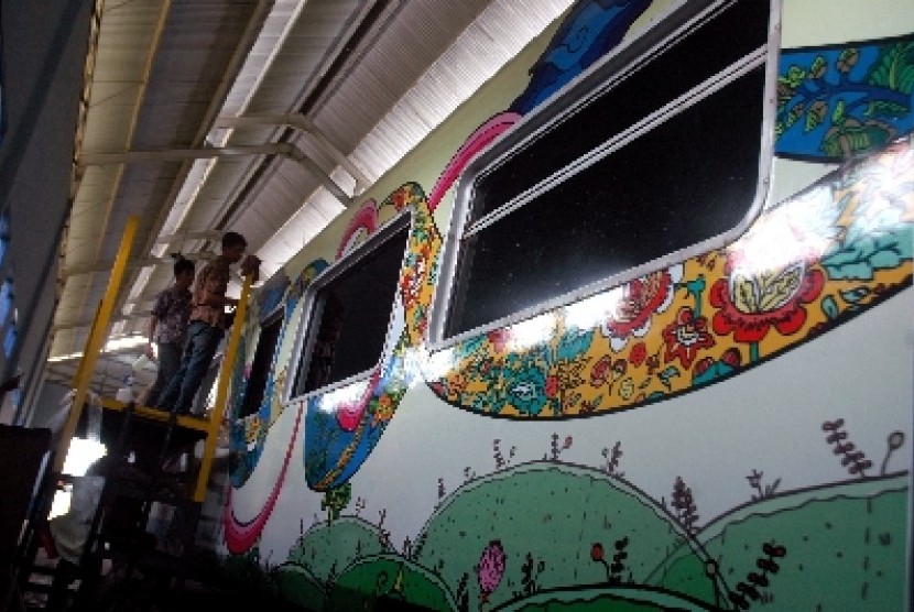 Gerbong motif batik di kereta Argo Parahyangan, Bandung, Jawa Barat, Sabtu (12/2). 