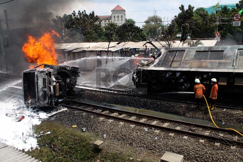 Gerbong penumpang KRL Commuterline jurusan Serpong-Jakarta terguling setelah menabrak mobil tangki di perlintasan kereta di Bintaro Permai, Tangerang Selatan, Senin (9/12).  (Republika/Yasin Habibi)
