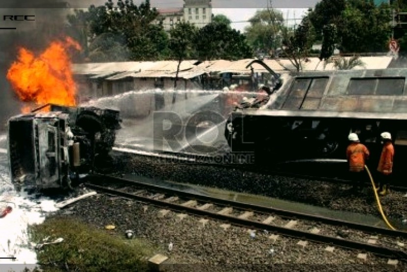 Gerbong penumpang KRL Commuterline jurusan Serpong-Jakarta terguling setelah menabrak mobil tangki di perlintasan kereta di Bintaro Permai, Tangerang Selatan, Senin (9/12). 