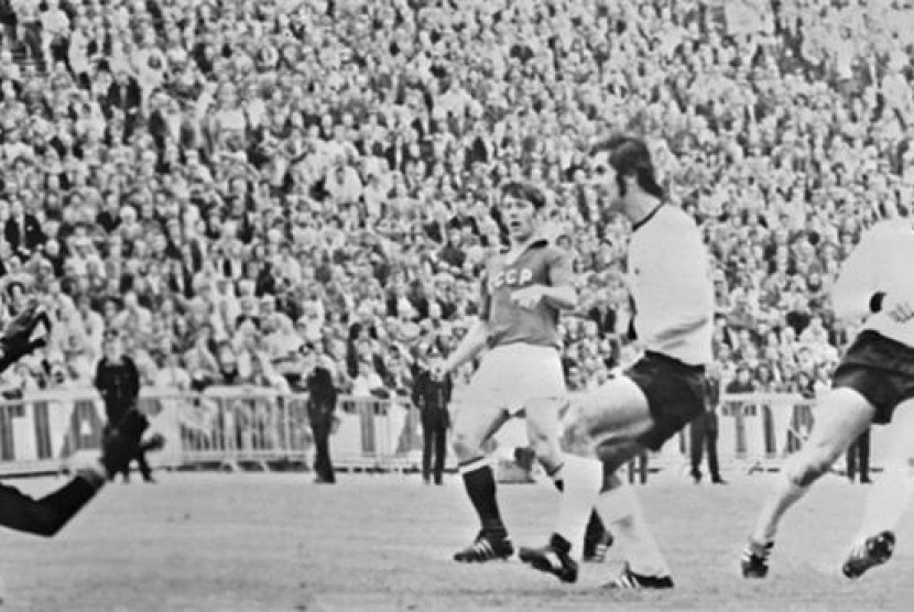 Gerd Muller (kanan), pemain Jerman Barat, mencetak gol ke jala Uni Soviet di partai final Piala Eropa 1972.