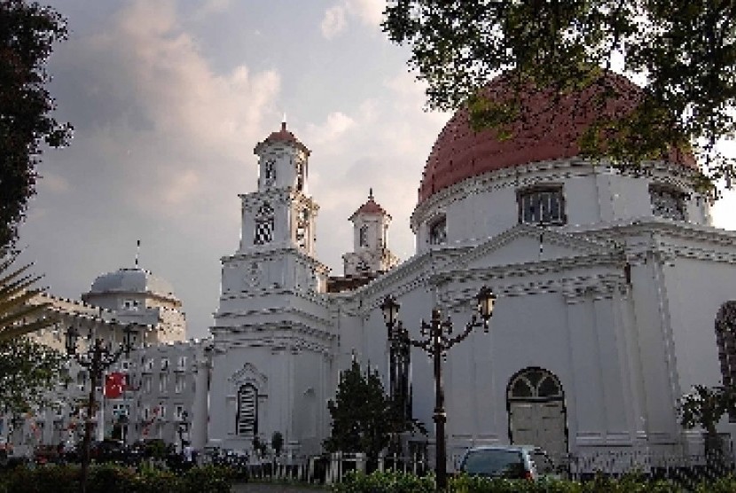Gereja Blenduk (sekarang Gereja GPIB Immanuel) yang arsitekturnya bergaya Phantheon dengan bangunan khas Portugis merupakanu landmark Kota Lama Semarang.