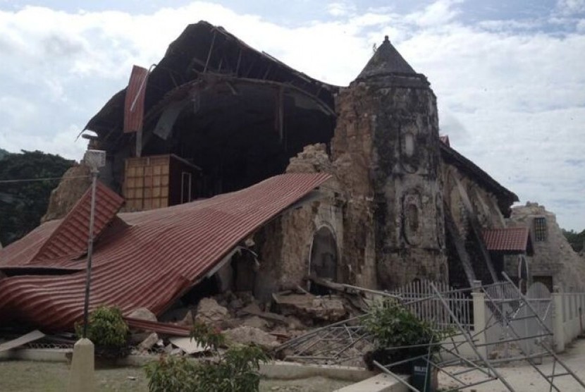 Gereja hancur akibat gempa bumi (ilustrasi)