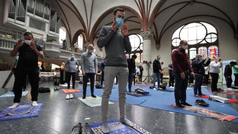 Gereja Martha Lutheran di Berlin, Jerman menjadi lokasi sholat Jumat umat Muslim karena keterbatasan ruang di masjid imbas Covid-19, Jumat (22/5).