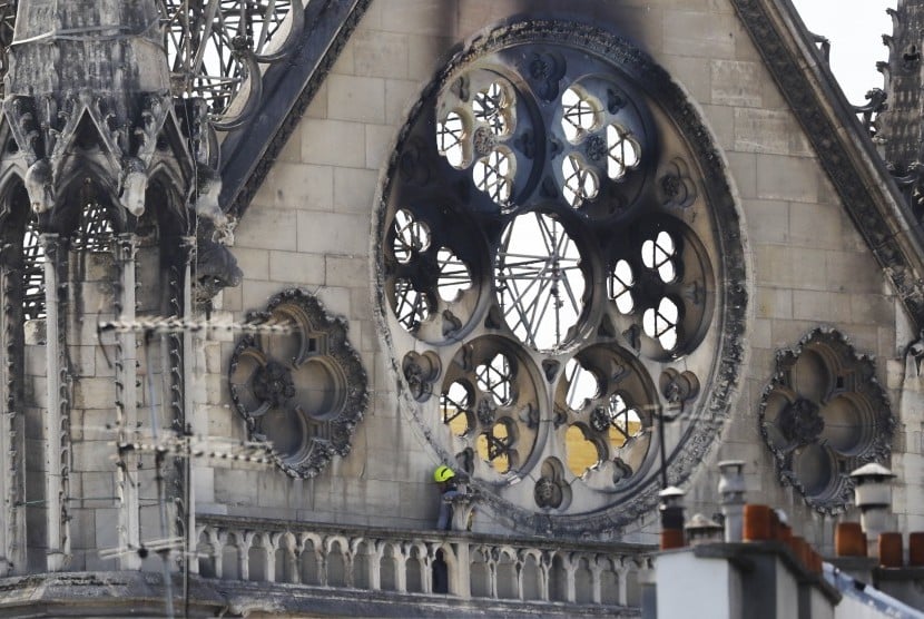 Gereja Notre-Dame di Paris, Prancis, terbakar pada Senin malam (15/4).