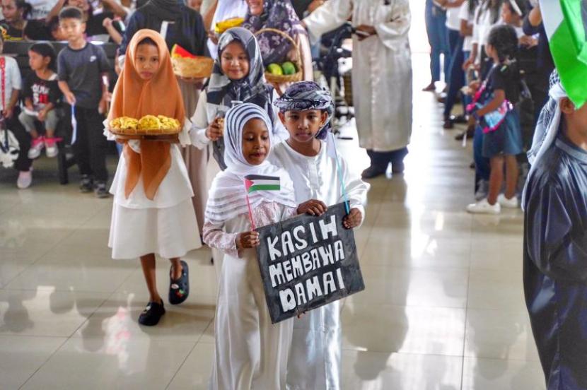 Aksi parade anak-anak di Jemaat Gereja Protestas Maluku Desa Rumah Tiga untuk Palestina, Ambon.