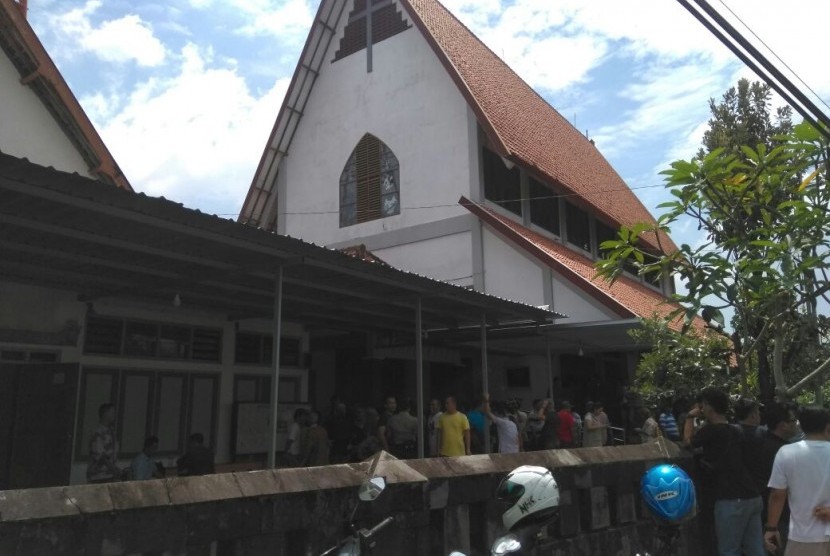   Gereja Santa Lidwina di Padukuhan Bedog, Desa Trihanggo, Kecamatan Gamping, Kabupaten Sleman, DIY. Gereja ini mengalami penyerangan usai menggelar misa pada Ahad (11/).