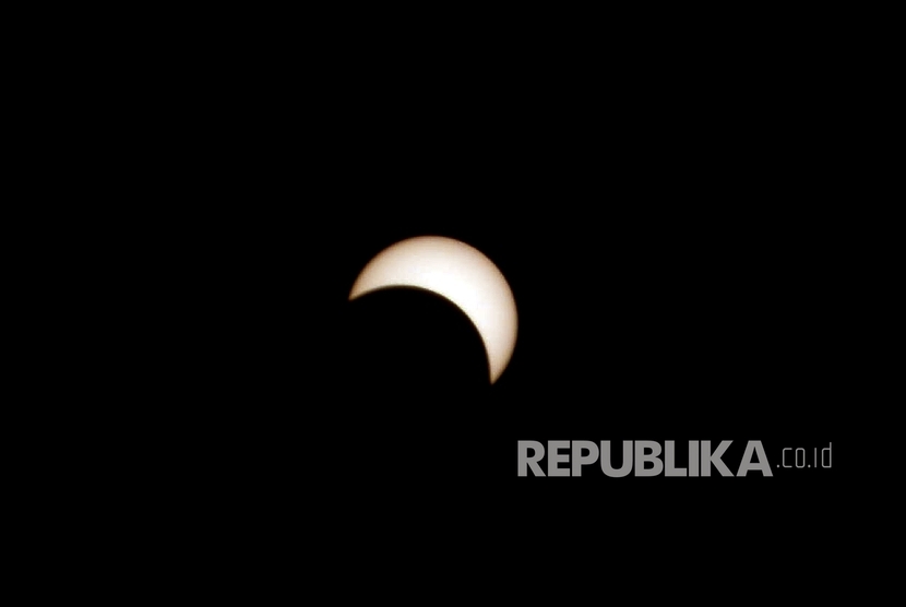 Gerhana matahari yang terlihat dari kawasan Kuningan, Jakarta, Rabu (9/3). Gerhana matahari total dapat terlihat dari sejumlah wilayah di Indonesia, namun di DKI Jakarta terlihat sebagai gerhana matahari sebagian. 