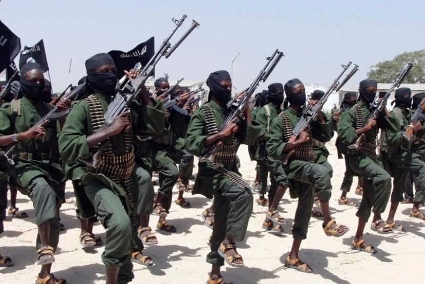Gerilyawan Ash-Shabaab, yang menguasai Somalia. Kelompok teroris al-Shabaab menyerang pangkalan militer di kabupaten Lamu, Kenya. Ilustrasi