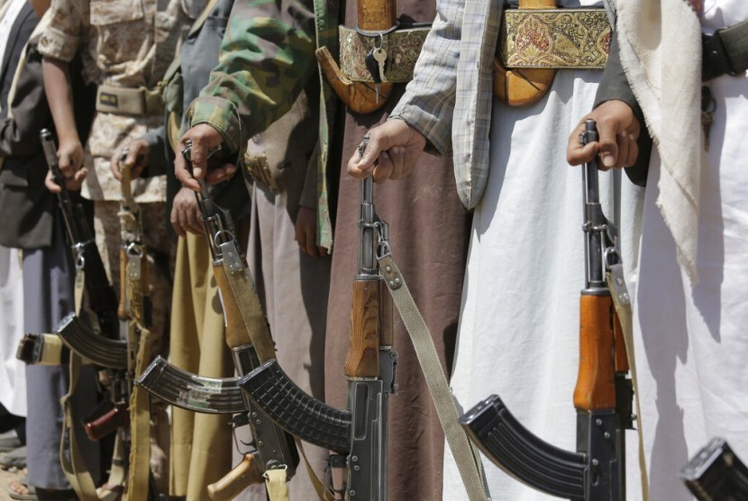 Gerilyawan Houthi memegang senjata mereka dalam pertemuan dukungan bagi gerakan Houthi di Sanaa, Yaman, Sabtu, 21 September 2019.