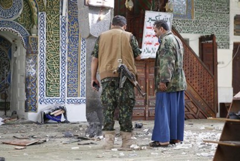 Gerilyawan Houthi memeriksa Masjid al-Balili setelah dua bom bunuh diri saat shalat Idul Adha di Sanaa, Yaman, Kamis, 24 Sepetember 2015. 