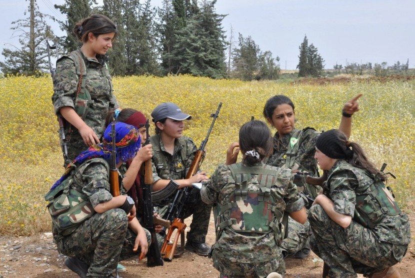 Gerilyawan wanita Kurdi mendiskusikan strategi militer dalam sebuah latihan perang. (ilustrasi) 