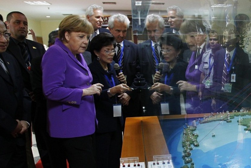 German Chancellor Angela Merkel (in purple) visits the tsunami early warning center of Indonesia's Meteorology and Geophysics Agency in Jakarta on Wednesday.  