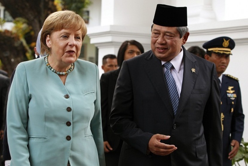 German Chancellor Angela Merkel (left) walks with Indonesian President Susilo Bambang Yudhoyono (SBY) upon her arrival at the Merdeka Palace in Jakarta on Tuesday. SBY says, the defense cooperation between Indonesia and Germany is 
