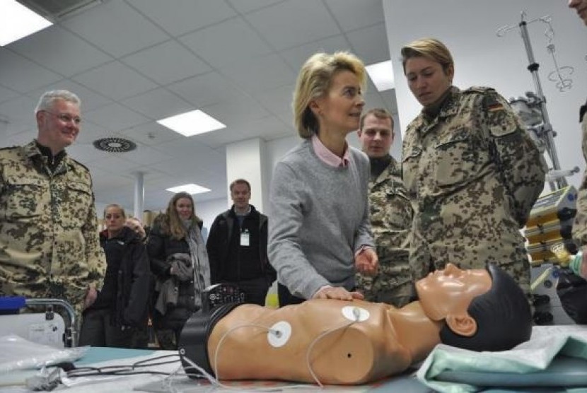 German Defence Minister Ursula von der Leyen (center) takes part in a medical training for CPR (cardiopulmonary resuscitation) on a dummy as she visits the field hospital at the ISAF camp in Mazar-i-Sharif, December 23, 2013.