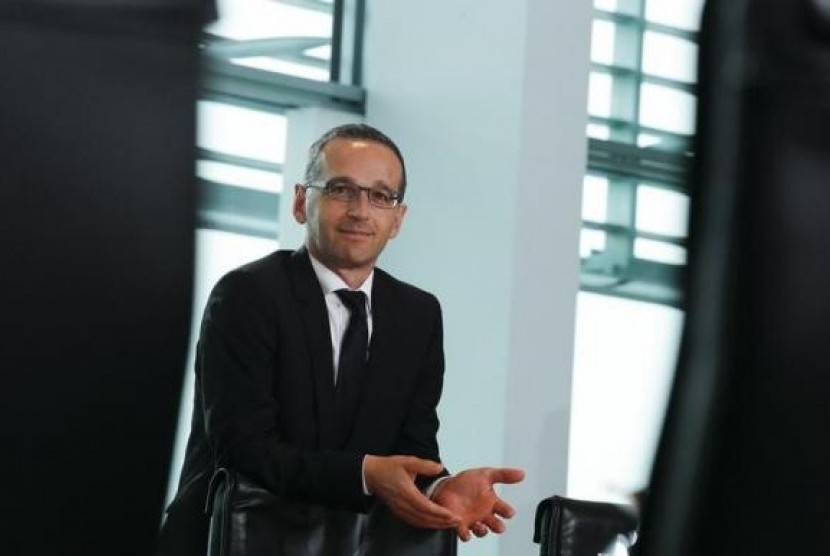 German Justice Minister Heiko Maas attends a cabinet meeting at the Chancellery in Berlin, October 1, 2014.