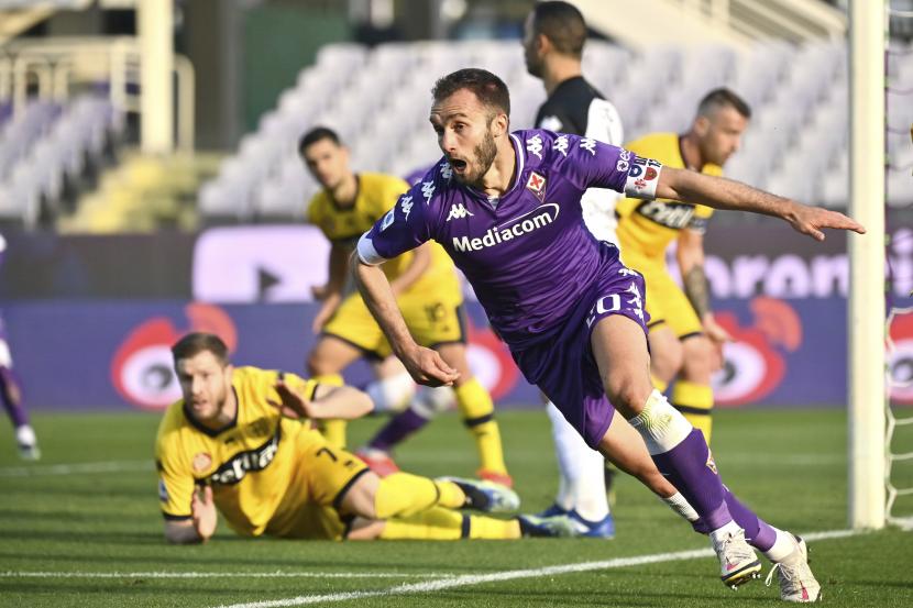 German Pezzella dari Fiorentina merayakan setelah pemain Parma Simone Iacoponi mencetak gol bunuh diri, selama pertandingan sepak bola Serie A antara Fiorentina dan Parma, di stadion Artemio Franchi di Florence, Italia,  Senin (8/3) dini hari WIB.