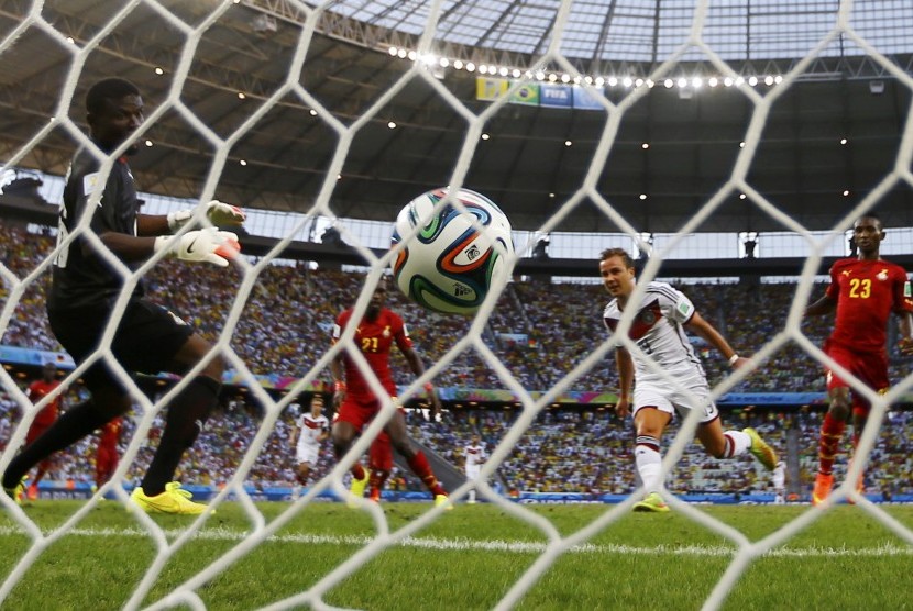 Germany's Mario Goetze (2nd R) heads to score against Ghana during their 2014 World Cup Group G soccer match at the Castelao arena in Fortaleza June 21, 2014.