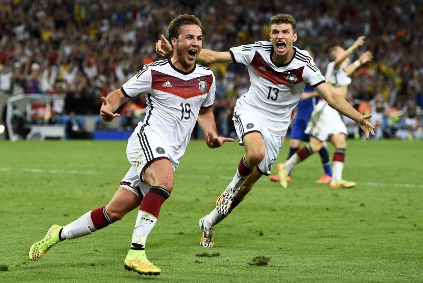 Germany's Mario Goetze (L) celebrates near teammate Thomas Mueller after scoring a goal during extra time in their 2014 World Cup final against Argentina at the Maracana stadium in Rio de Janeiro July 13, 2014